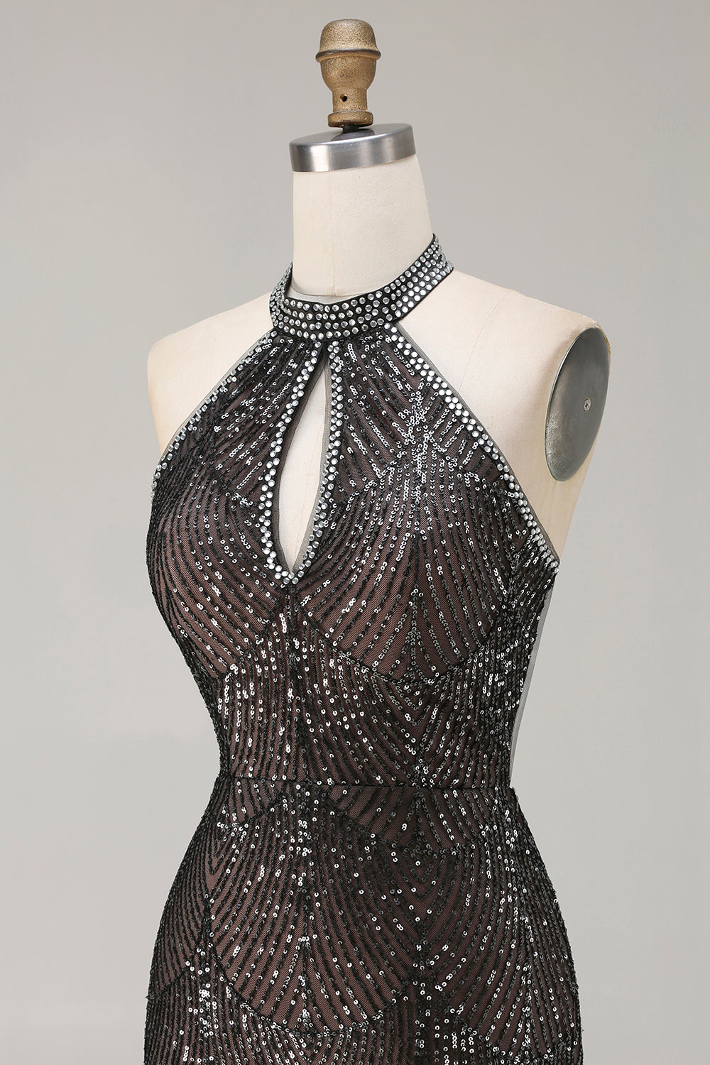 Robe de soirée longue sirène scintillante noire à licou, avec perles, paillettes, découpe en trou de serrure et fente.