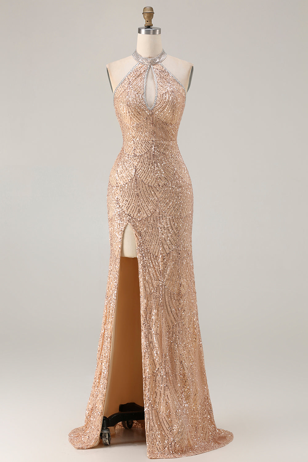 Robe de soirée longue sirène scintillante noire à licou, avec perles, paillettes, découpe en trou de serrure et fente.