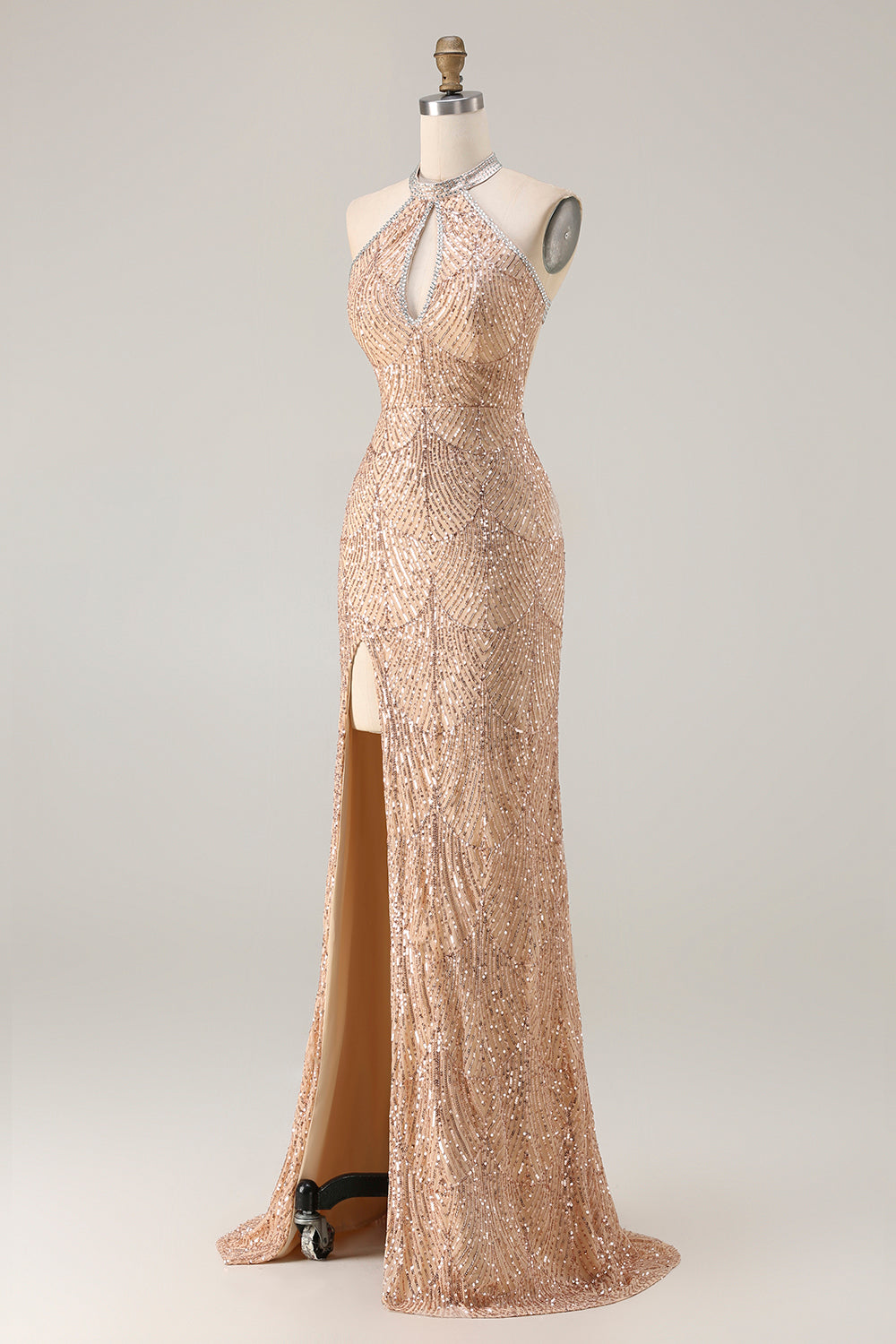 Robe de soirée longue sirène scintillante noire à licou, avec perles, paillettes, découpe en trou de serrure et fente.