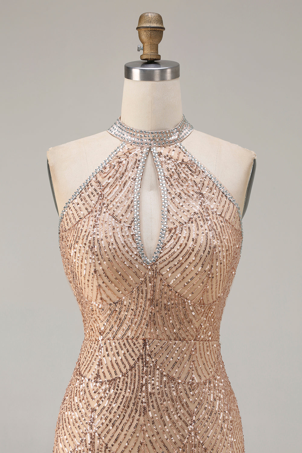 Robe de soirée longue sirène scintillante noire à licou, avec perles, paillettes, découpe en trou de serrure et fente.