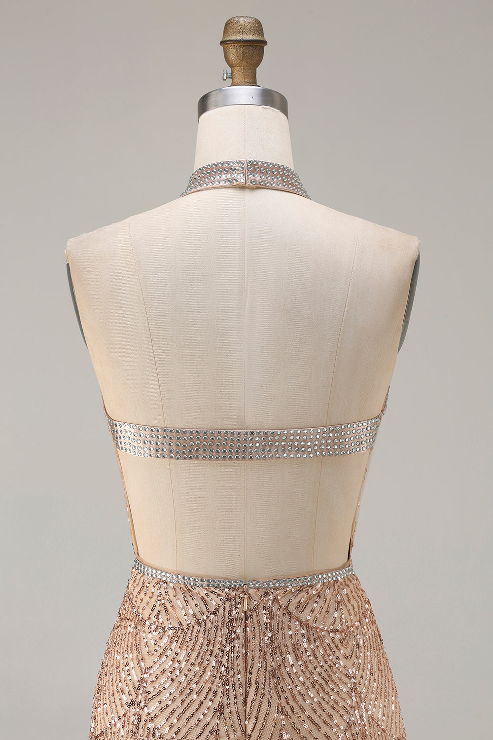 Robe de soirée longue sirène scintillante noire à licou, avec perles, paillettes, découpe en trou de serrure et fente.