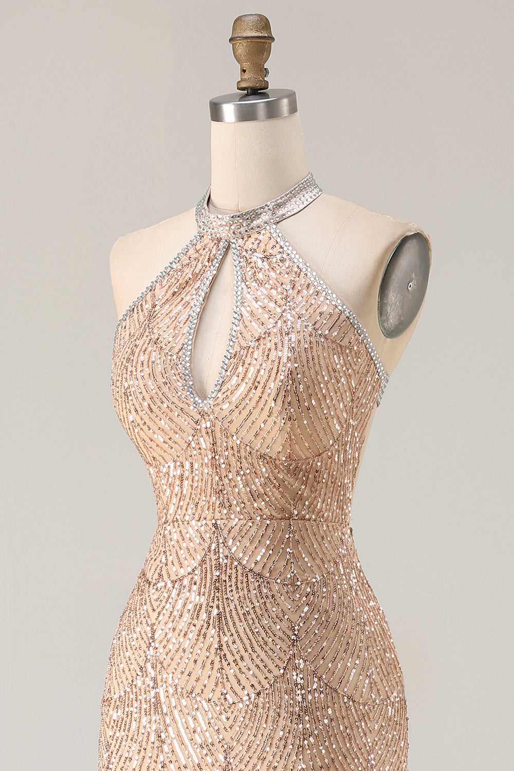Robe de soirée longue sirène scintillante noire à licou, avec perles, paillettes, découpe en trou de serrure et fente.