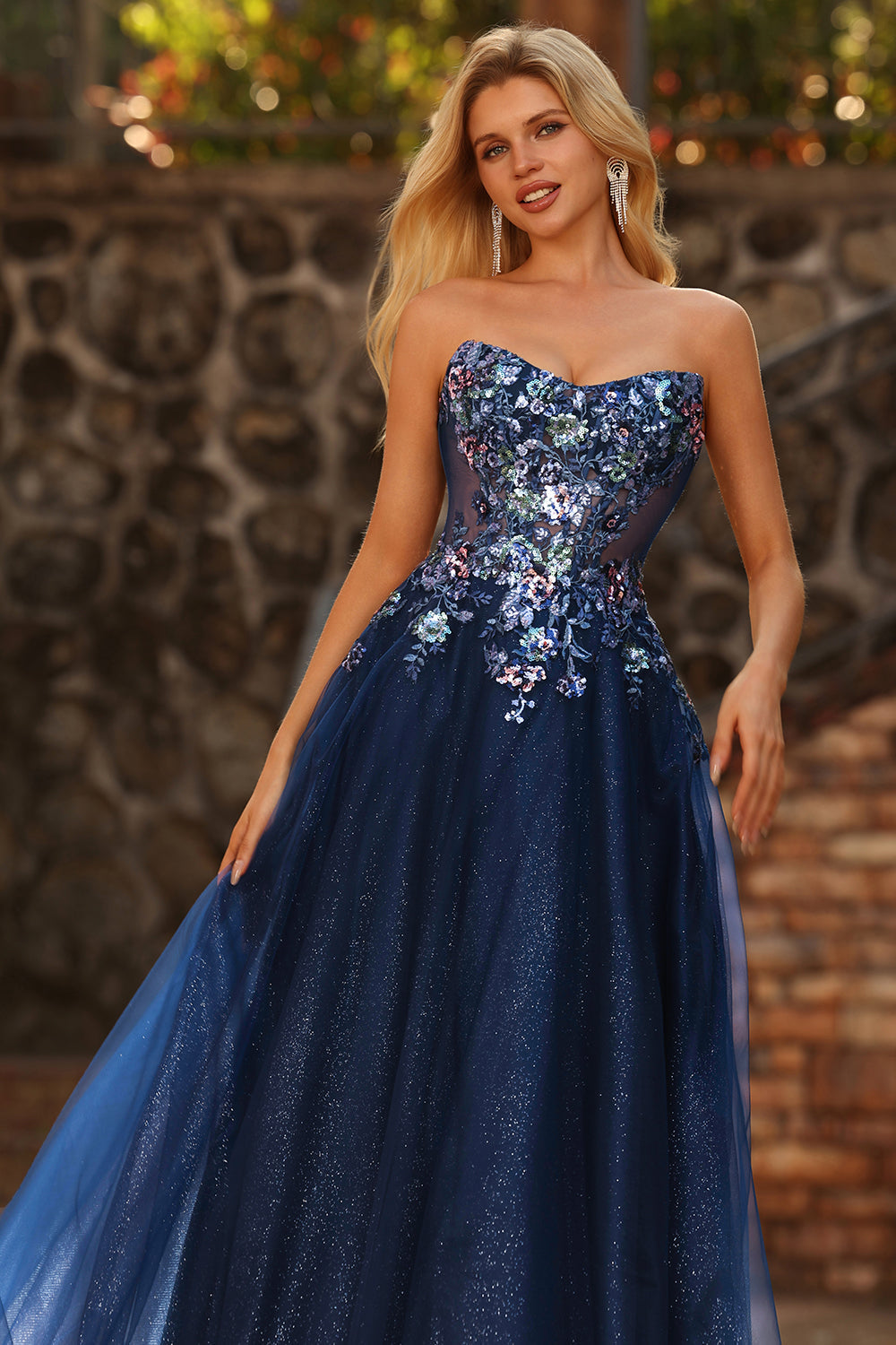 Robe de bal longue en tulle ligne A à bustier transparent et corset sequin bleu marine