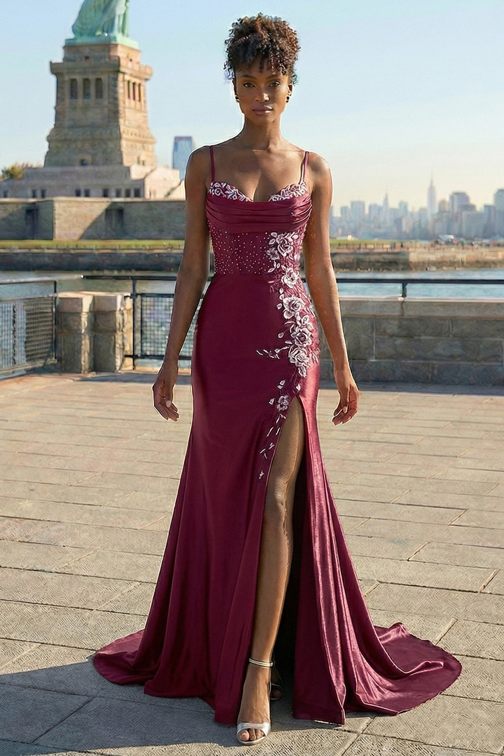 Vestido largo de fiesta con abertura, corset con pedrería y bordados, diseño de sirena en azul marino