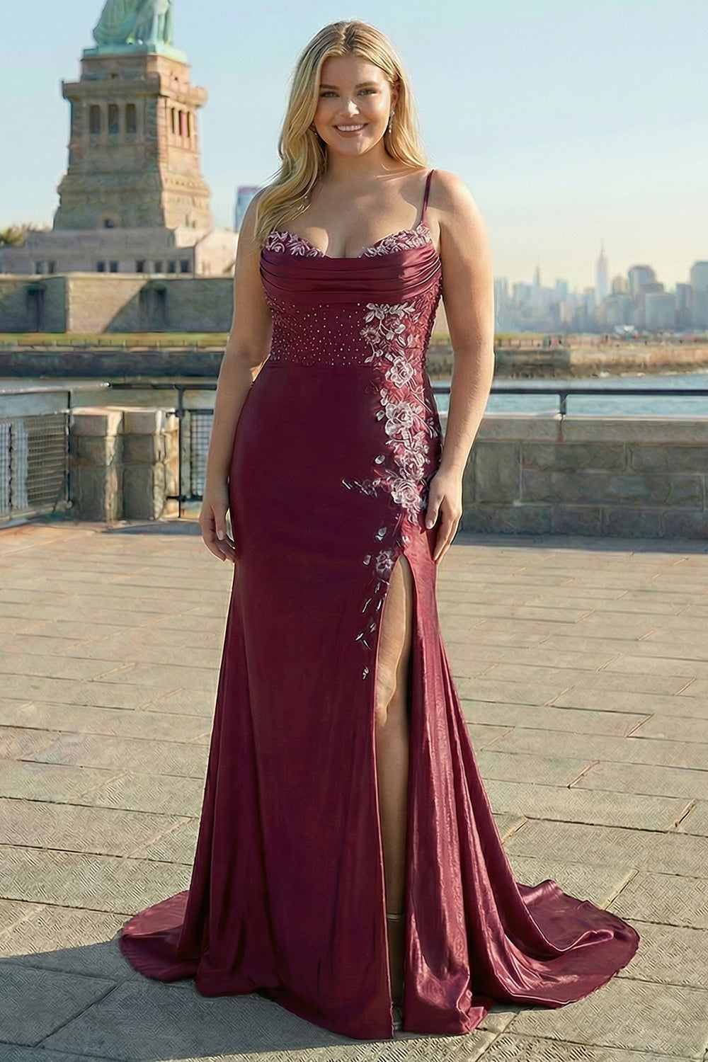 Vestido largo de fiesta con abertura, corset con pedrería y bordados, diseño de sirena en azul marino