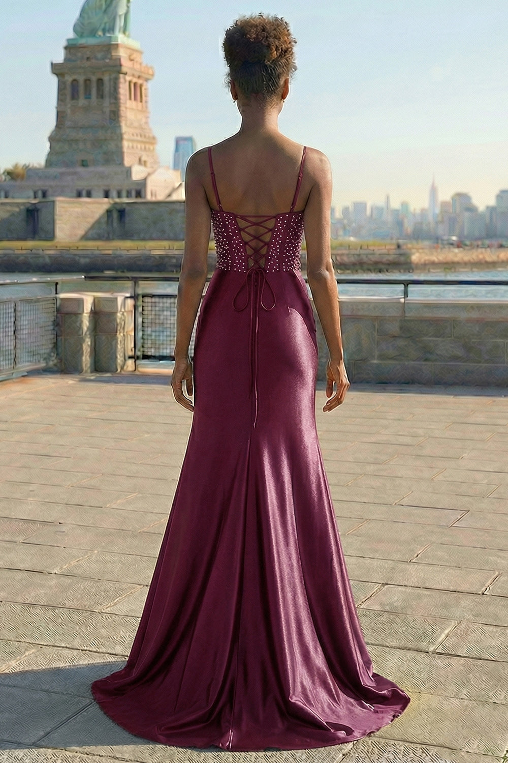 Vestido largo de fiesta con abertura, corset con pedrería y bordados, diseño de sirena en azul marino