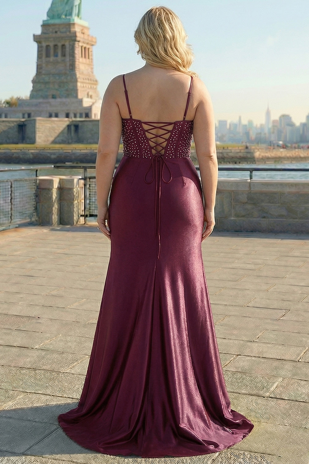 Vestido largo de fiesta con abertura, corset con pedrería y bordados, diseño de sirena en azul marino