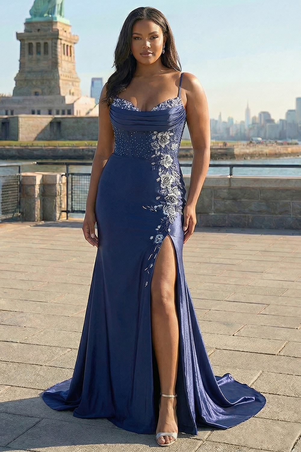 Vestido largo de fiesta con abertura, corset con pedrería y bordados, diseño de sirena en azul marino