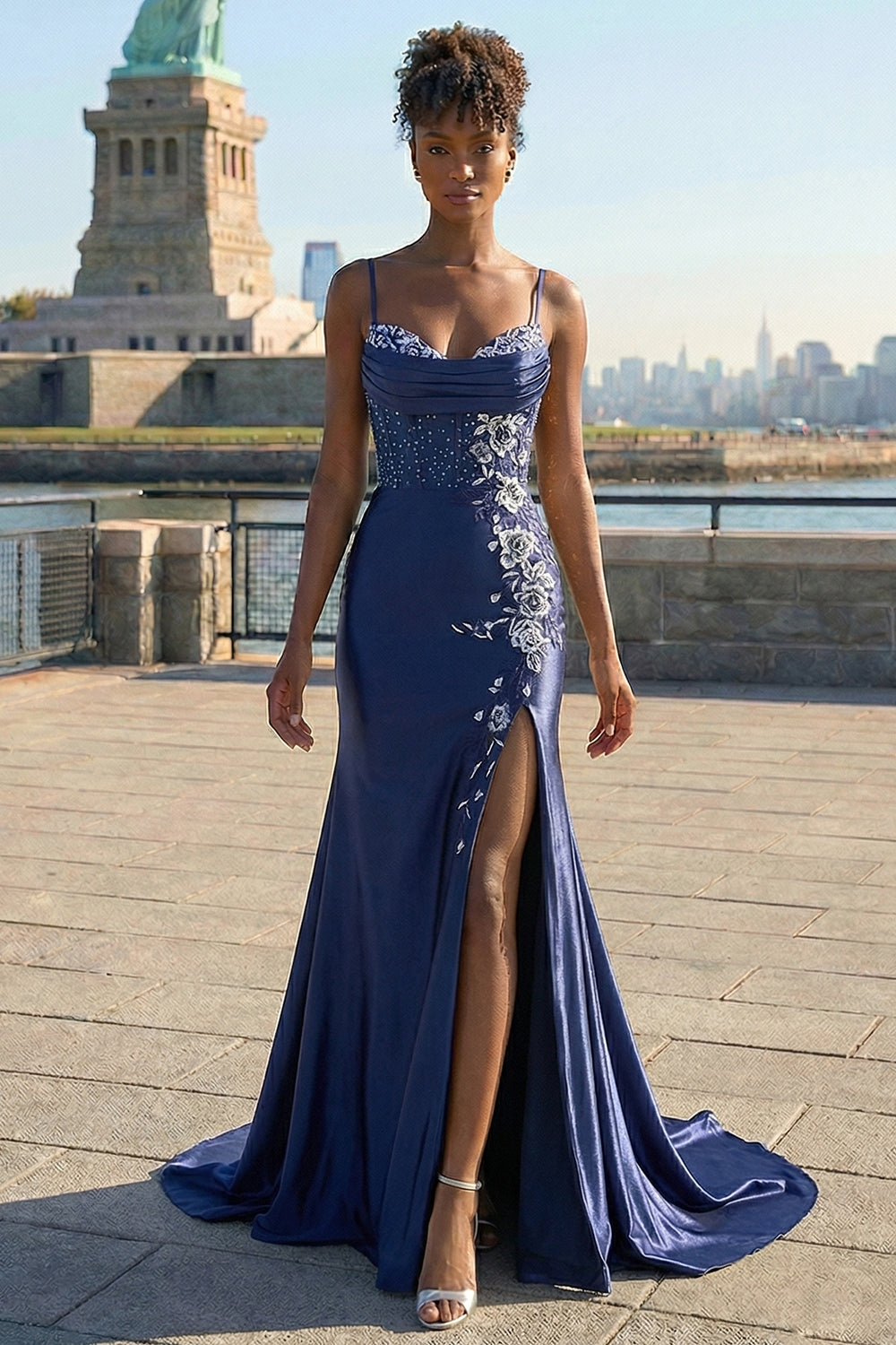 Vestido largo de fiesta con abertura, corset con pedrería y bordados, diseño de sirena en azul marino