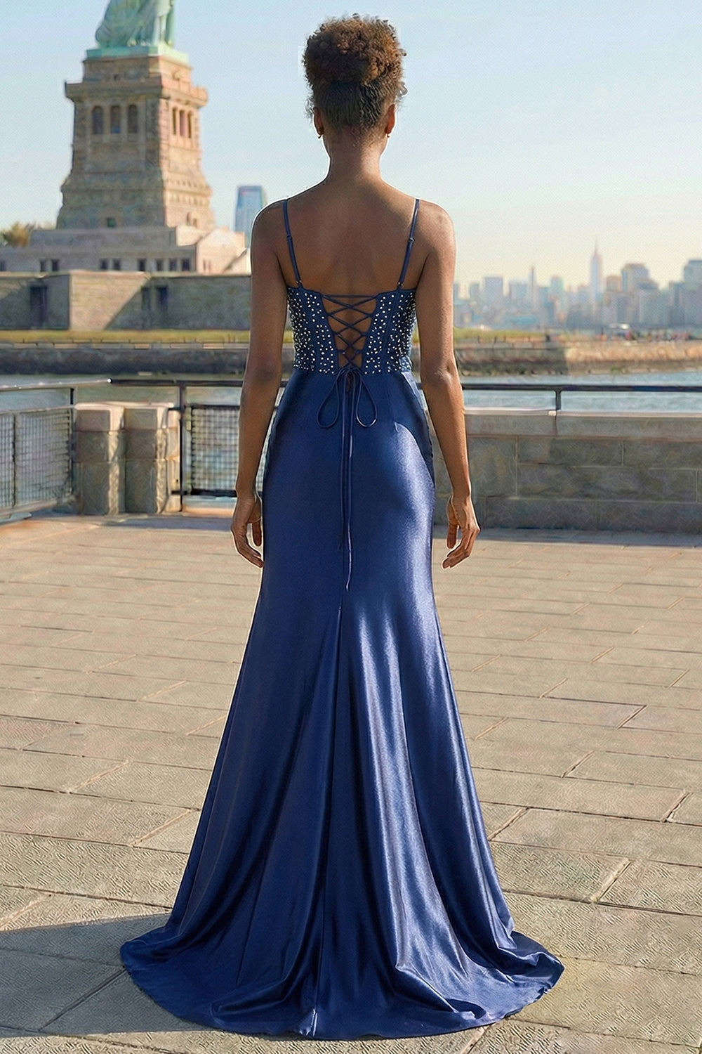 Vestido largo de fiesta con abertura, corset con pedrería y bordados, diseño de sirena en azul marino