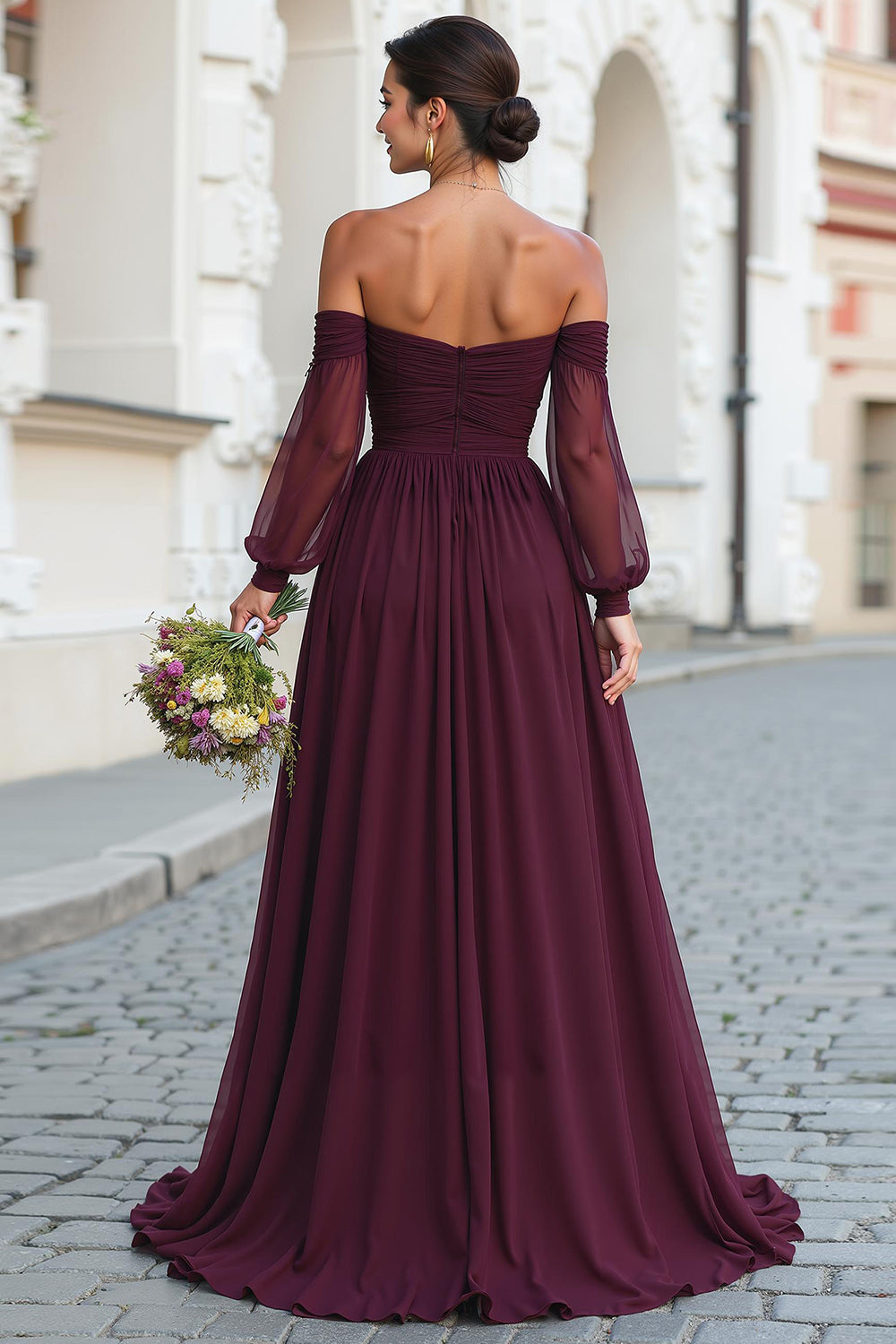 Robe de demoiselle d'honneur longue ligne A Cabernet épaules dénudées avec manches