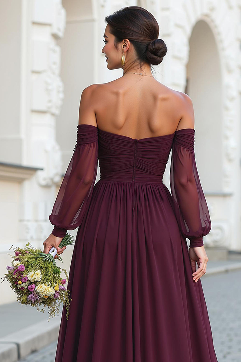 Robe de demoiselle d'honneur longue ligne A Cabernet épaules dénudées avec manches