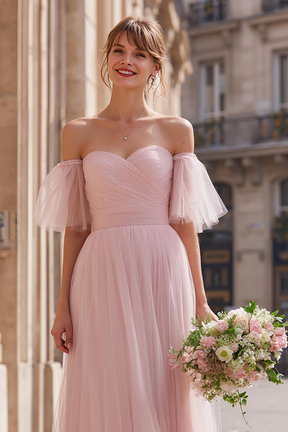 Robe de demoiselle d'honneur longue rose poudré épaules dénudées coupe évasée