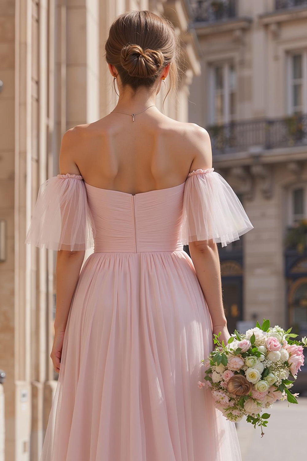 Robe de demoiselle d'honneur longue rose poudré épaules dénudées coupe évasée