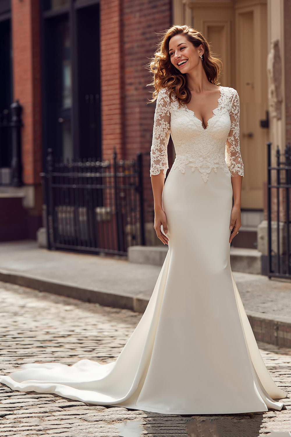 Vestido de novia corte sirena con cuello en V, apliques de encaje en marfil y cola capilla