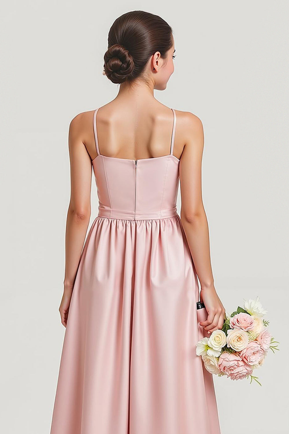 Robe de demoiselle d'honneur longue en satin coupe trapèze à fines bretelles et blush simple