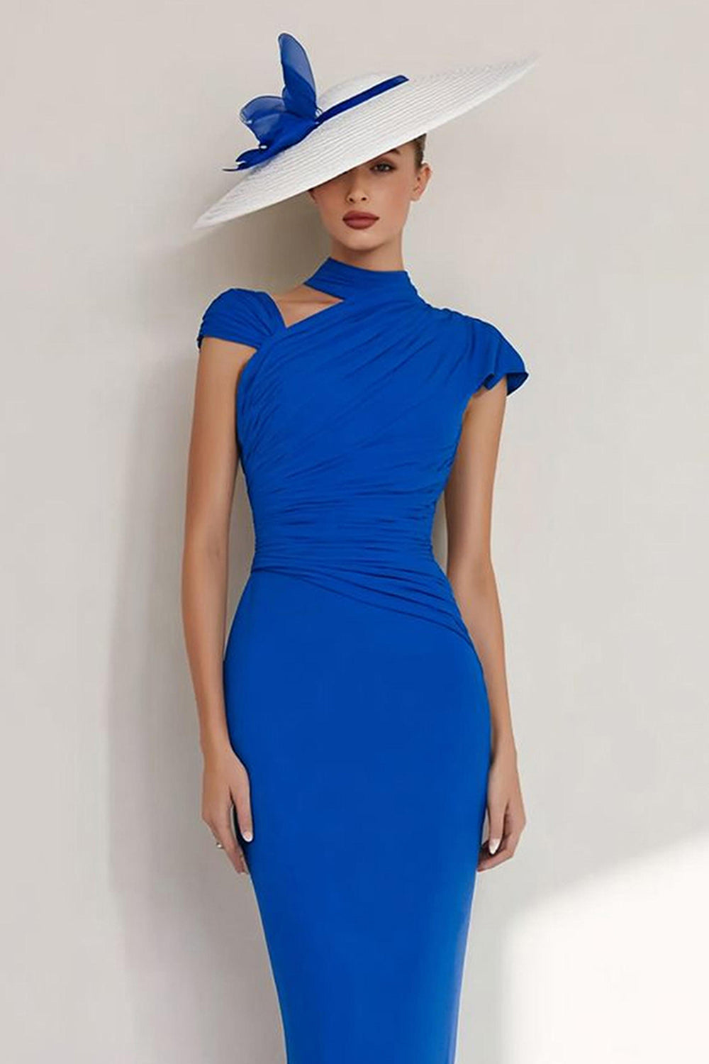 Robe fourreau dos-nu bleu roi en mousseline pour mère de la mariée