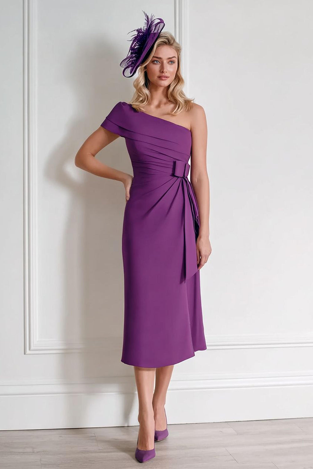 Robe fourreau drapée à une épaule en mousseline couleur raisin pour la mère de la mariée