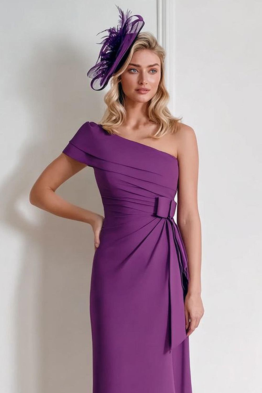 Robe fourreau drapée à une épaule en mousseline couleur raisin pour la mère de la mariée