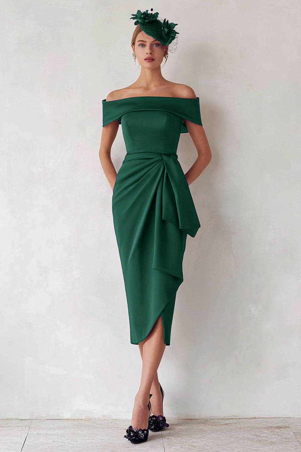 Robe fourreau vert foncé froncée à épaules dénudées pour la mère de la mariée