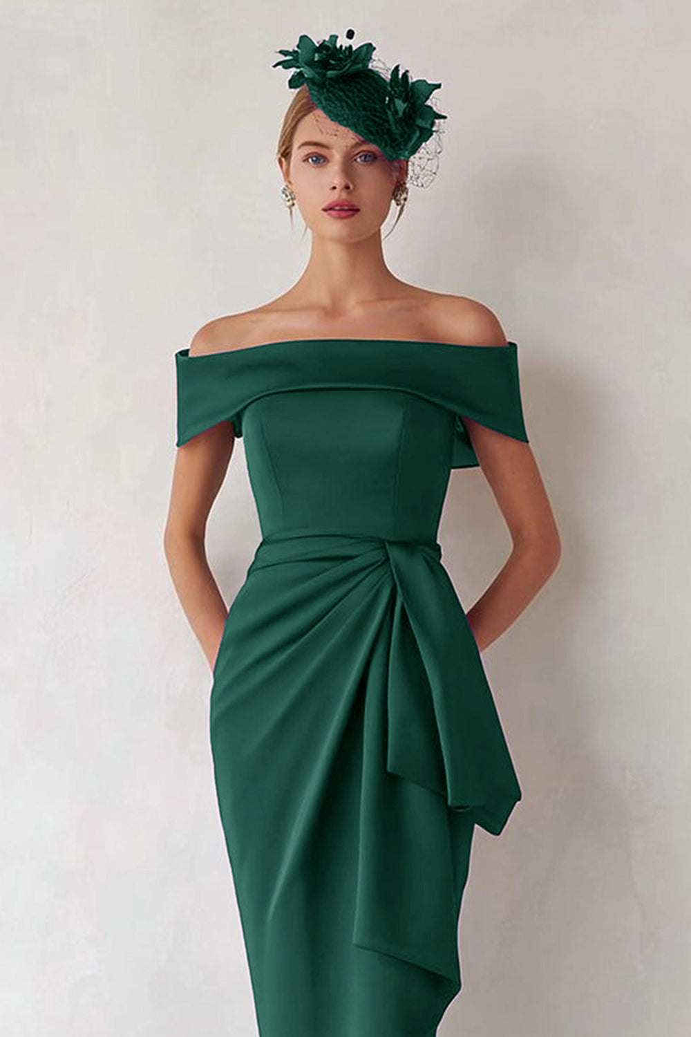Robe fourreau vert foncé froncée à épaules dénudées pour la mère de la mariée