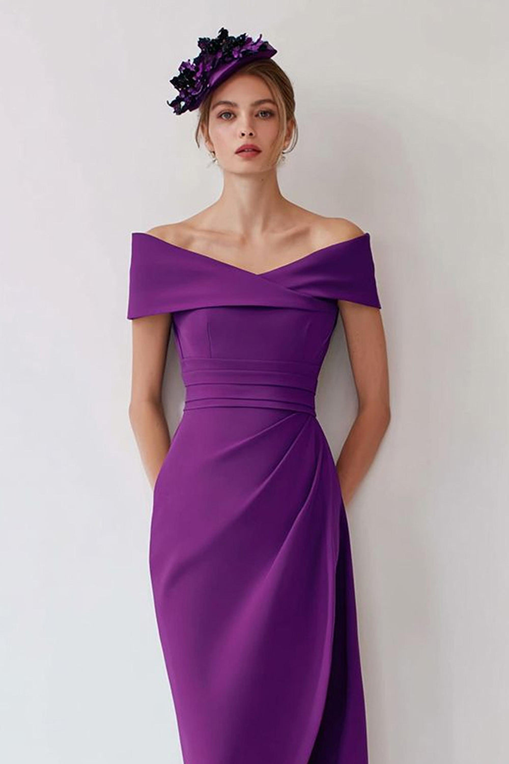 Robe fourreau couleur raisin épaules dénudées avec fente pour mère de la mariée