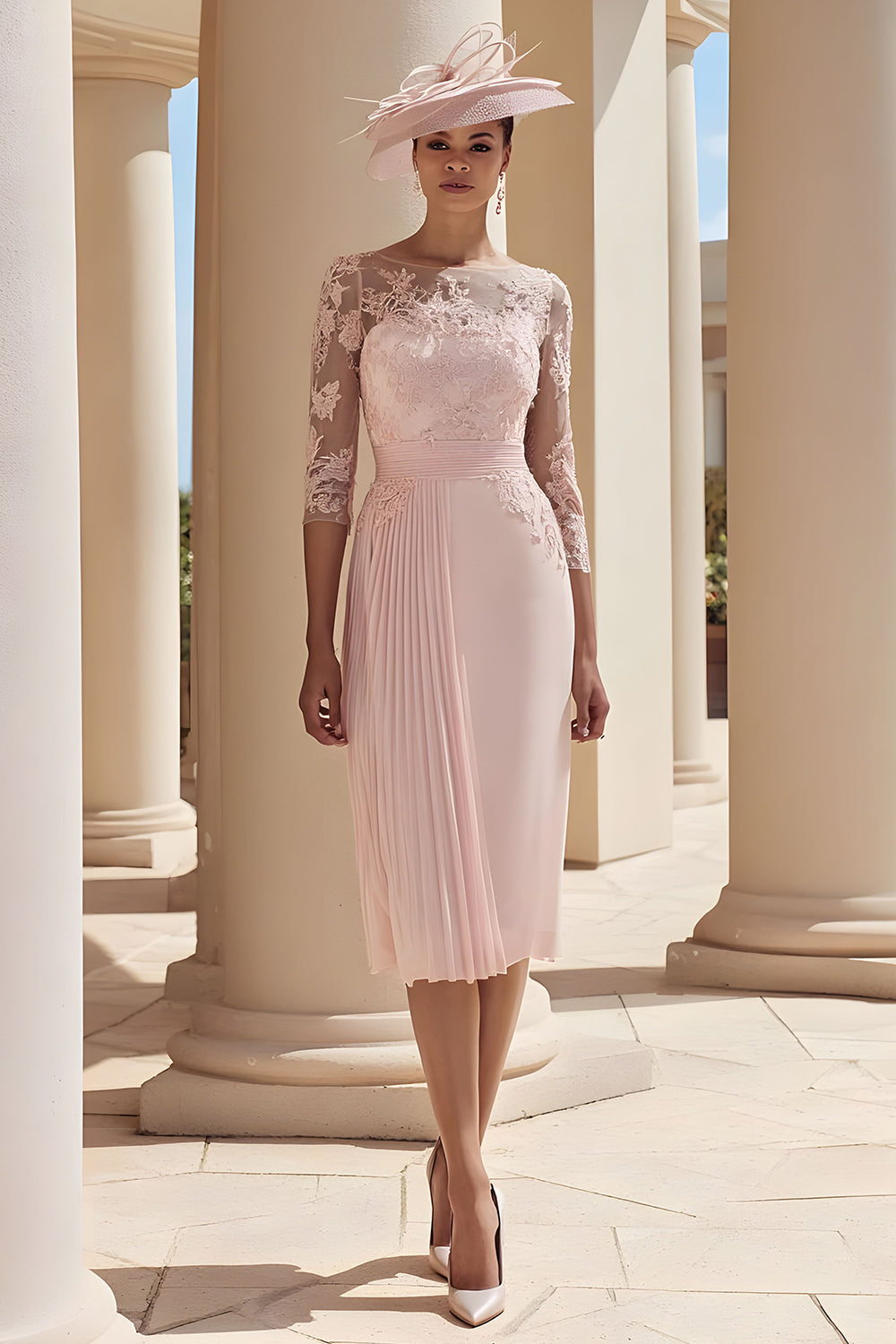 Robe de mariée plissée mi-longue en mousseline rose blush, col bateau illusion, en dentelle