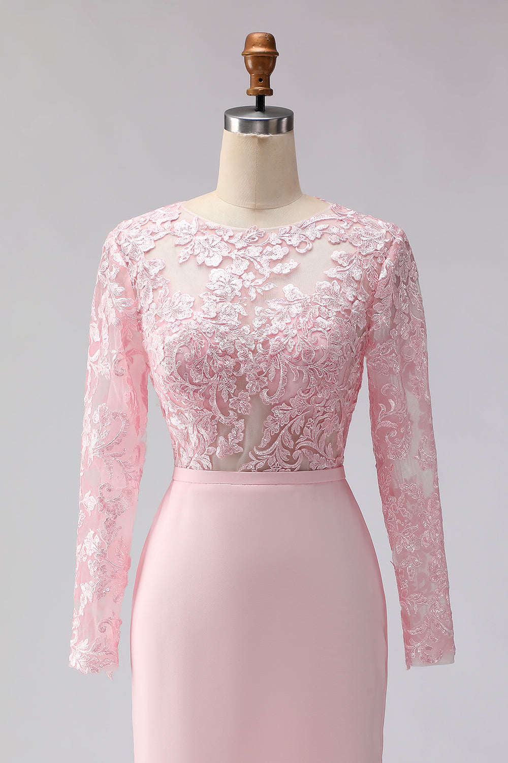 Robe fourreau midi rose blush appliquée avec manches et col bateau pour la mère de la mariée
