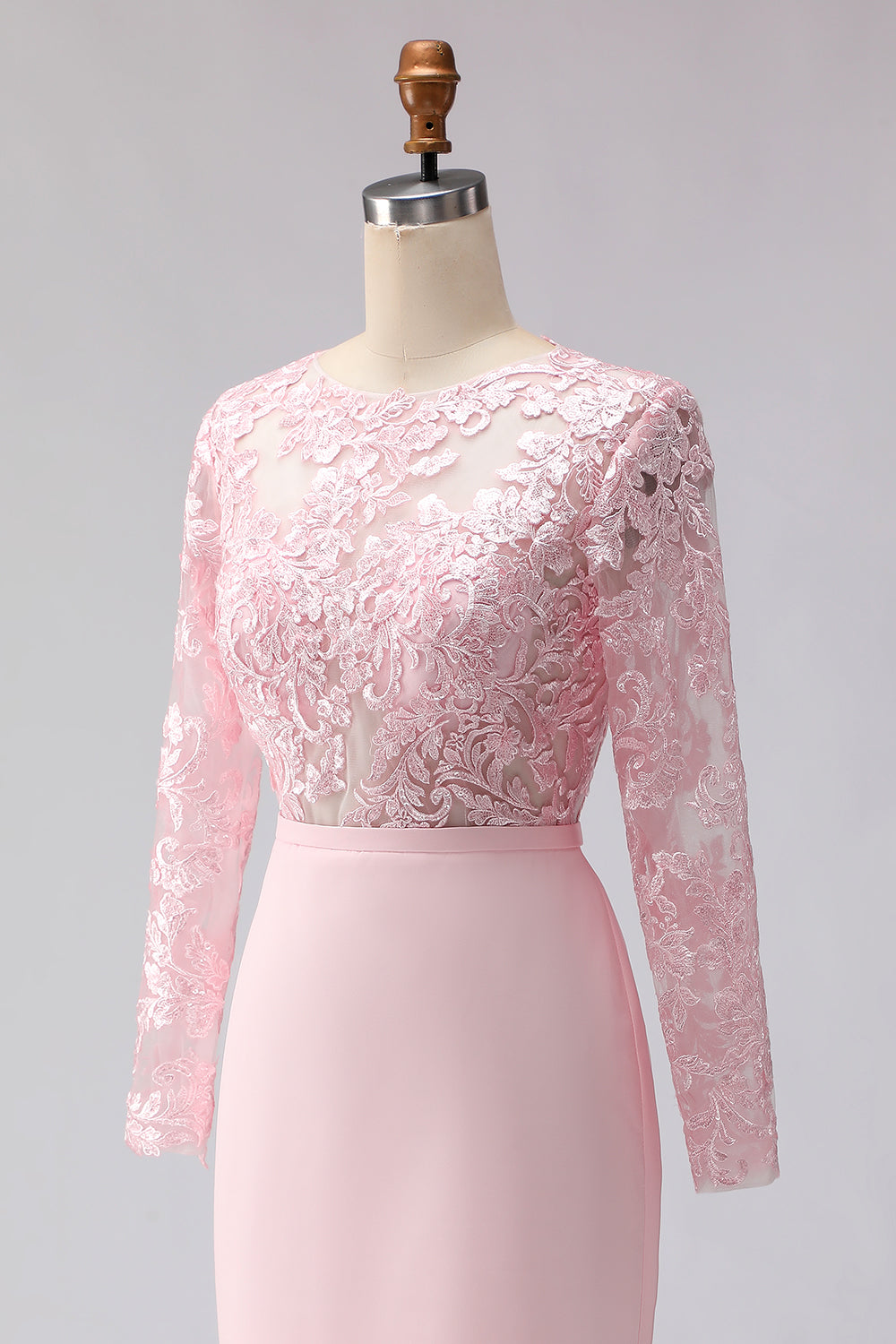 Robe fourreau midi rose blush appliquée avec manches et col bateau pour la mère de la mariée