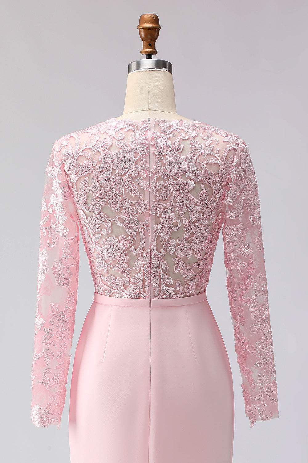Robe fourreau midi rose blush appliquée avec manches et col bateau pour la mère de la mariée