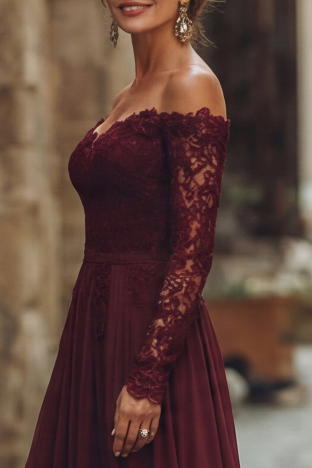 Robe longue de mère de la mariée trapèze en dentelle avec épaules dénudées Cabernet