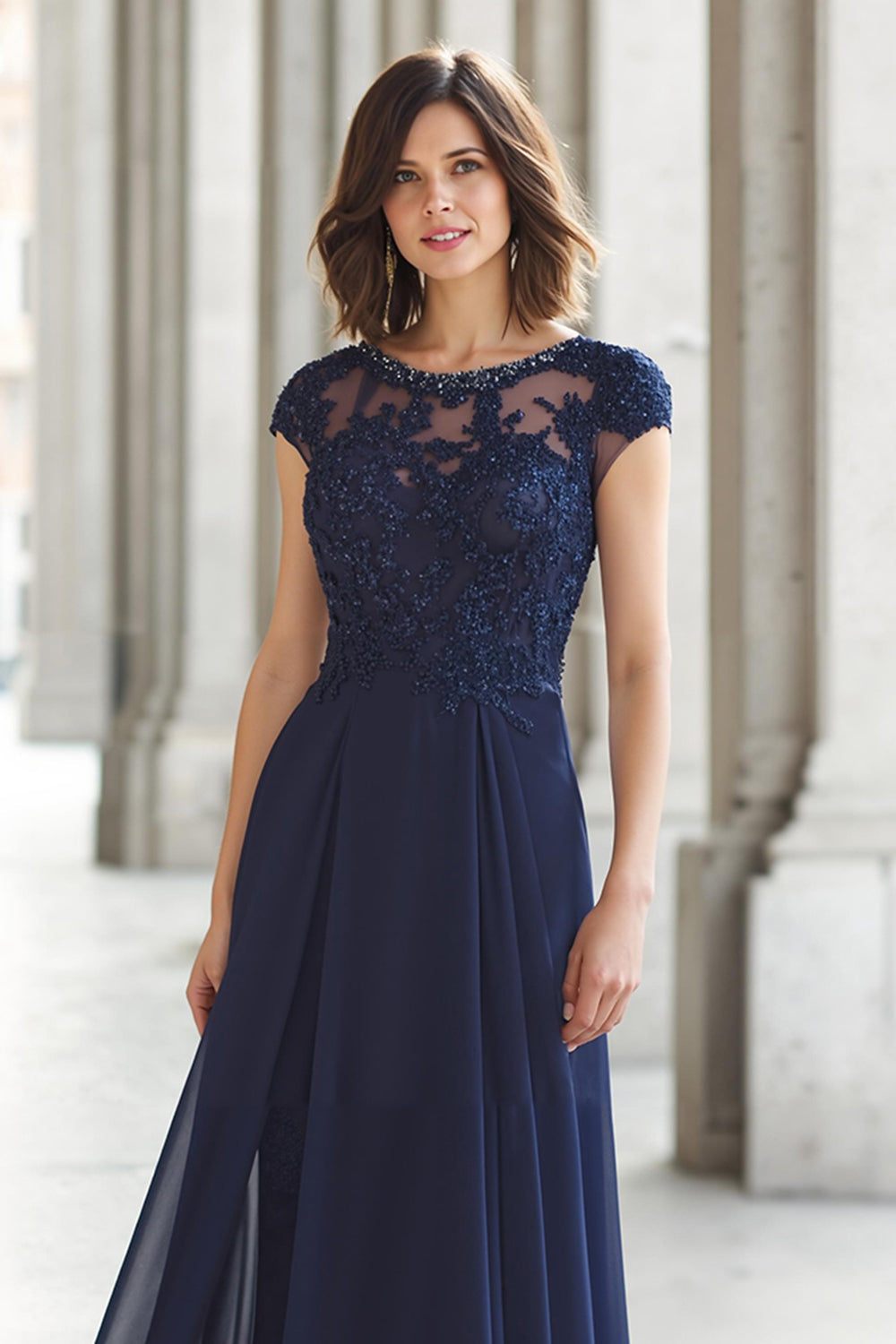 Robe de mère de la mariée en mousseline avec applications en dentelle et jupe trapèze bleu marine
