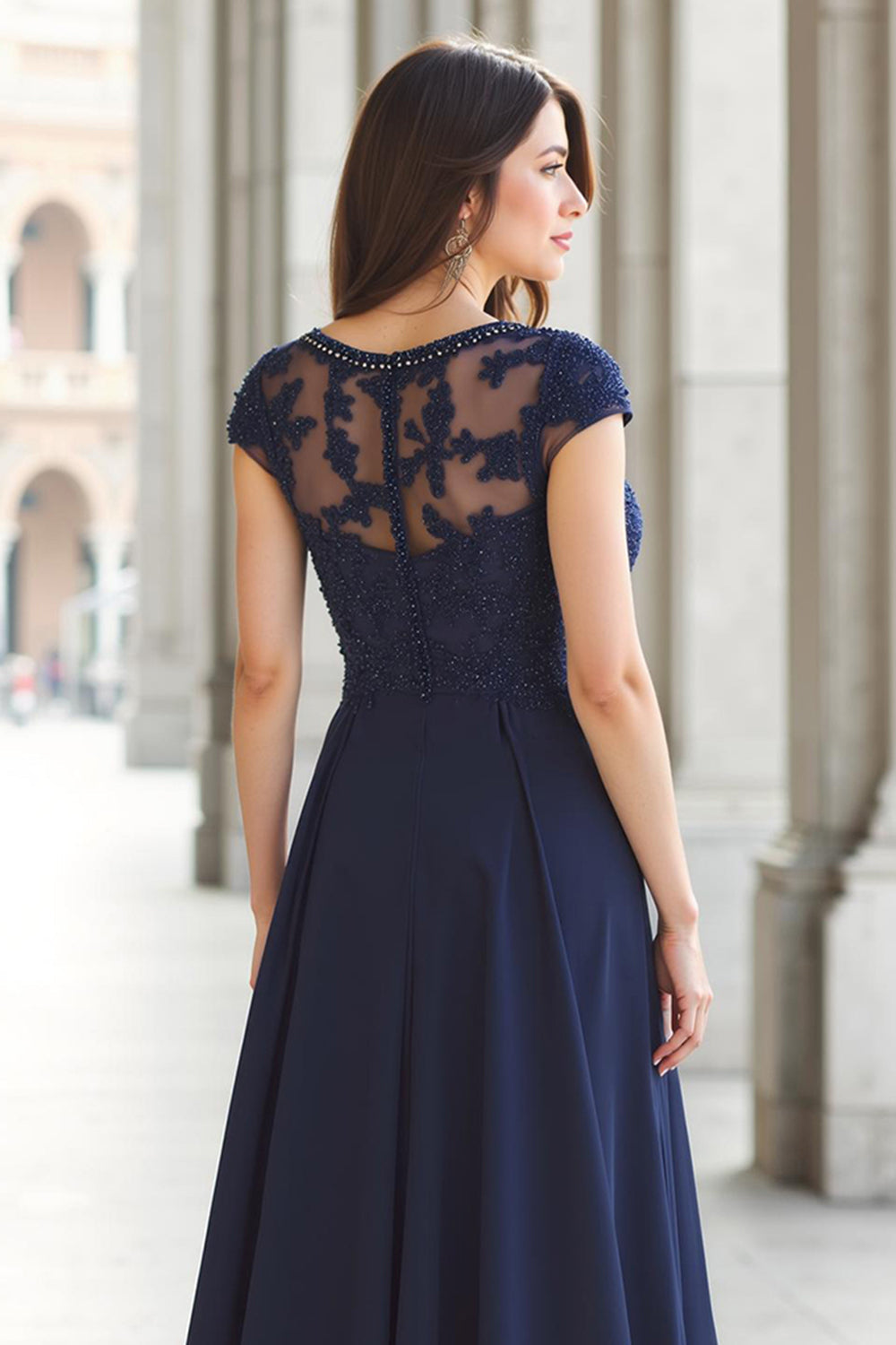Robe de mère de la mariée en mousseline avec applications en dentelle et jupe trapèze bleu marine