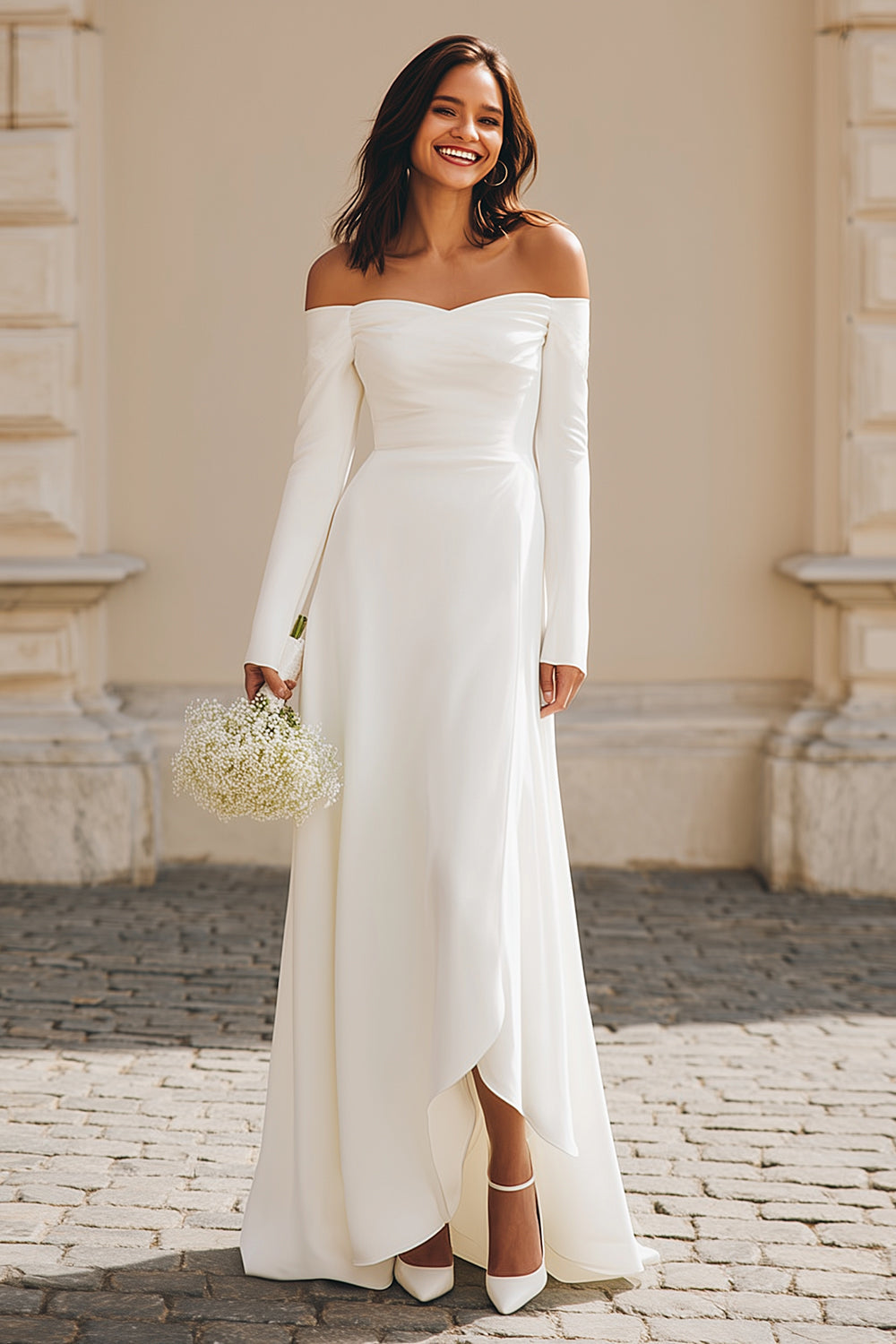 Robe de mariée asymétrique fourreau en satin ivoire avec manches et épaules dénudées