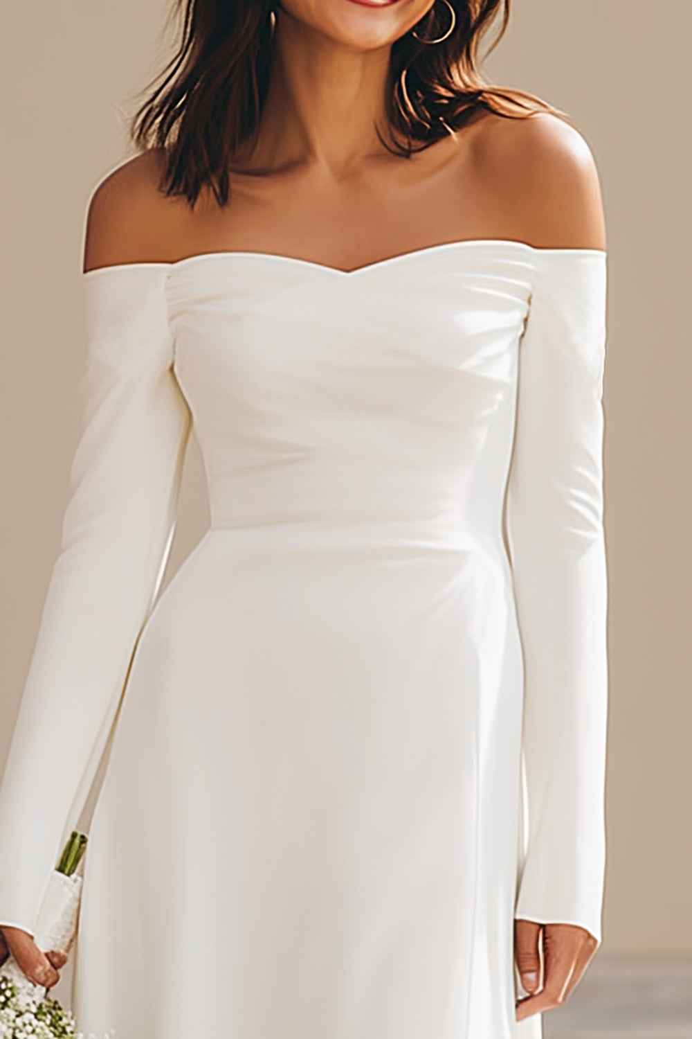 Robe de mariée asymétrique fourreau en satin ivoire avec manches et épaules dénudées