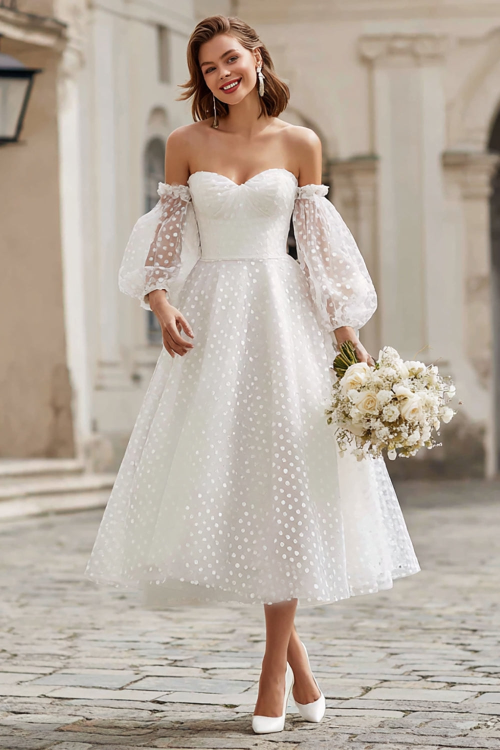 Robe de mariée bustier en tulle ivoire, coupe trapèze, longueur thé