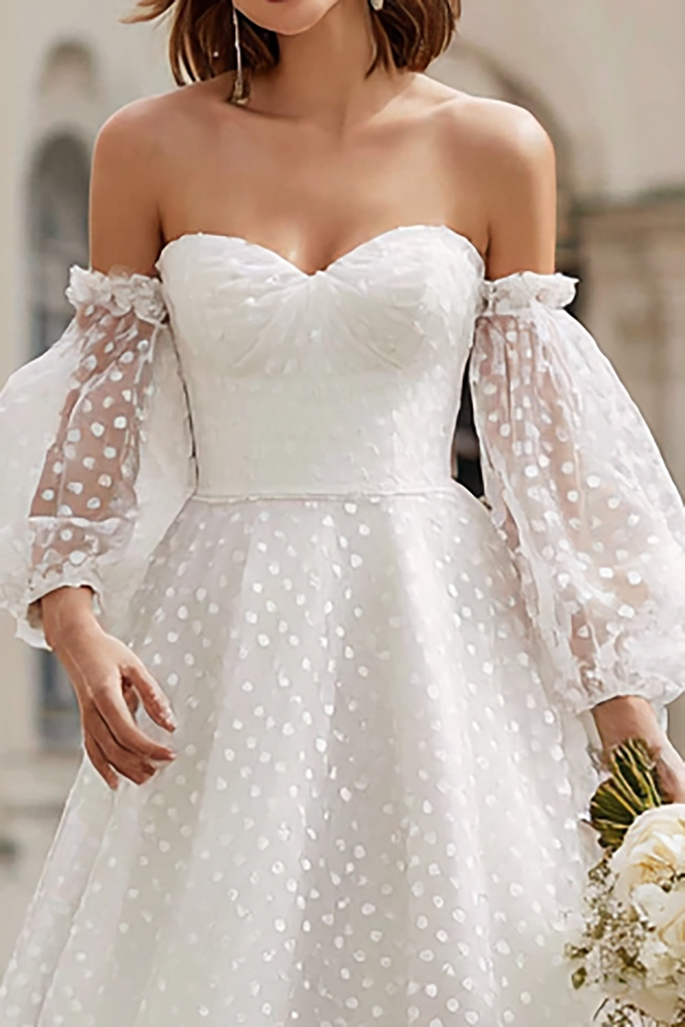 Robe de mariée bustier en tulle ivoire, coupe trapèze, longueur thé