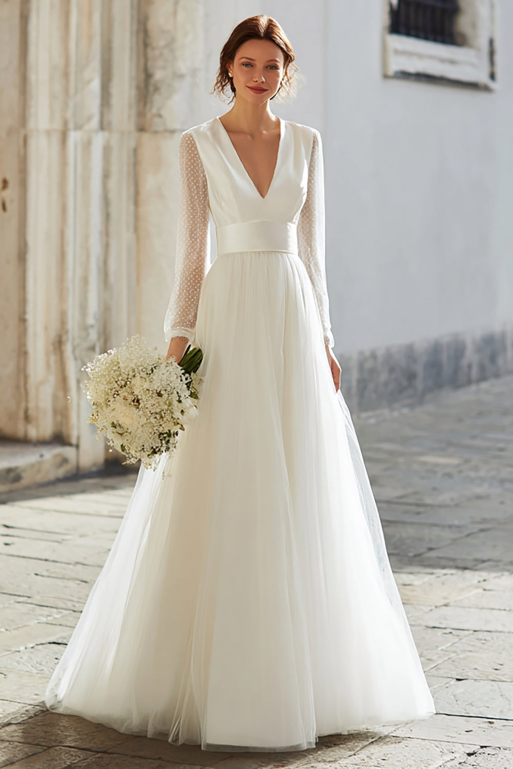 Élégante robe de mariée longue ivoire en ligne A avec décolleté en V et manches