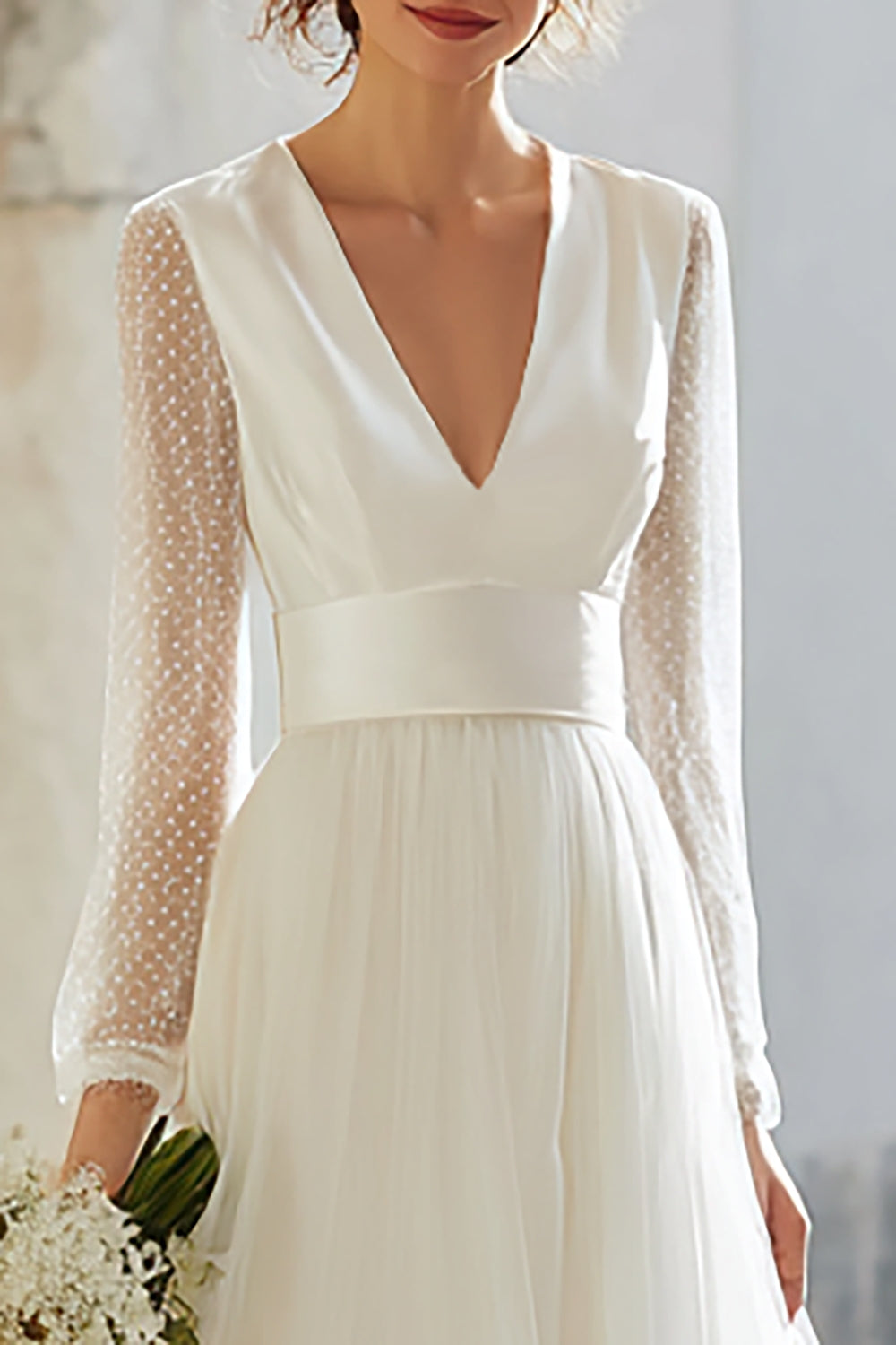 Élégante robe de mariée longue ivoire en ligne A avec décolleté en V et manches