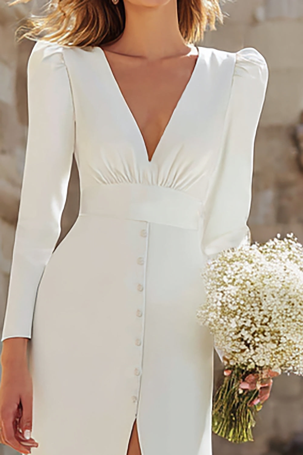 Robe de mariée longue simple en crêpe ivoire à fente et décolleté en V profond
