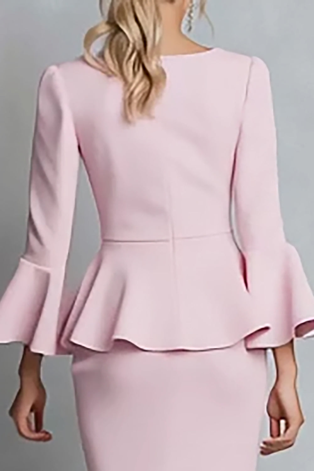 Robe de travail mi-longue fourreau rose à volants et col en V