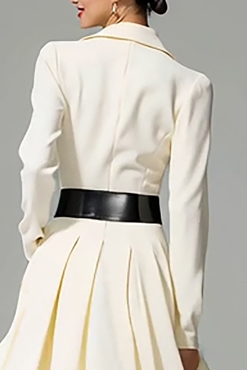 Vestido de trabajo midi con cinturón y solapa de pico en color marfil