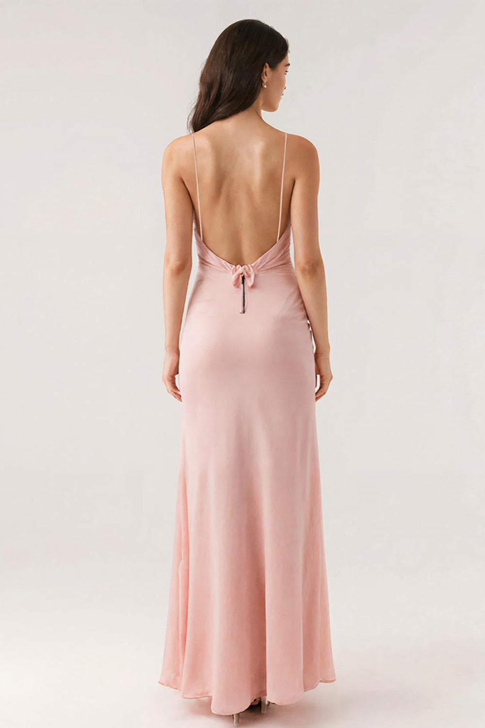 Vestido de noche estilo tubo con tirantes finos de color rosa