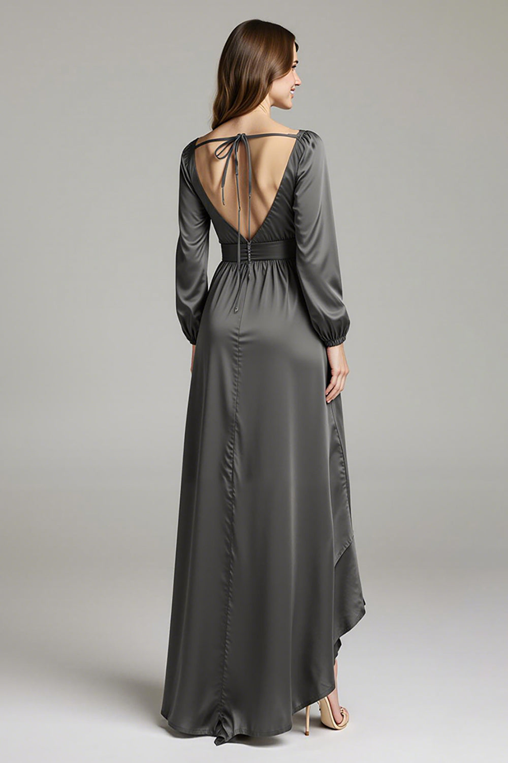Vestido de gala de satén gris acero con cuello en V y bajo asimétrico