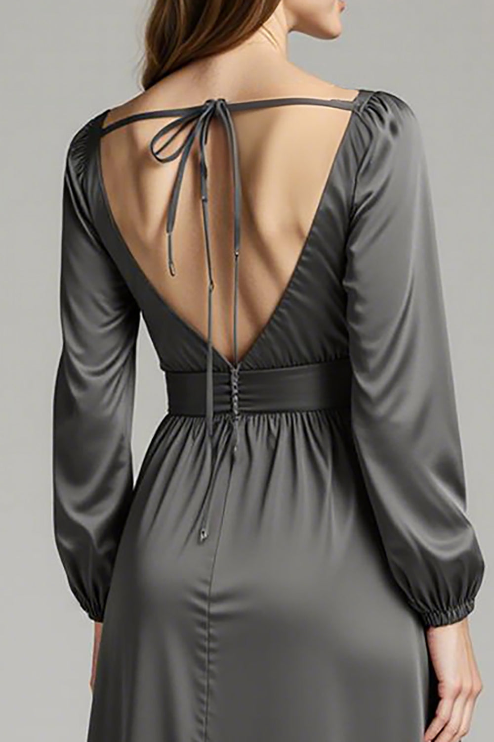Vestido de gala de satén gris acero con cuello en V y bajo asimétrico