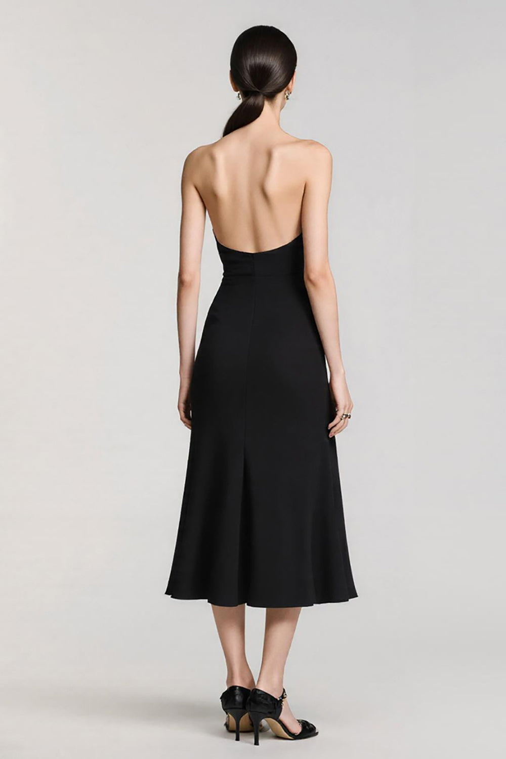 Robe longue de cérémonie simple en satin noir à fines bretelles