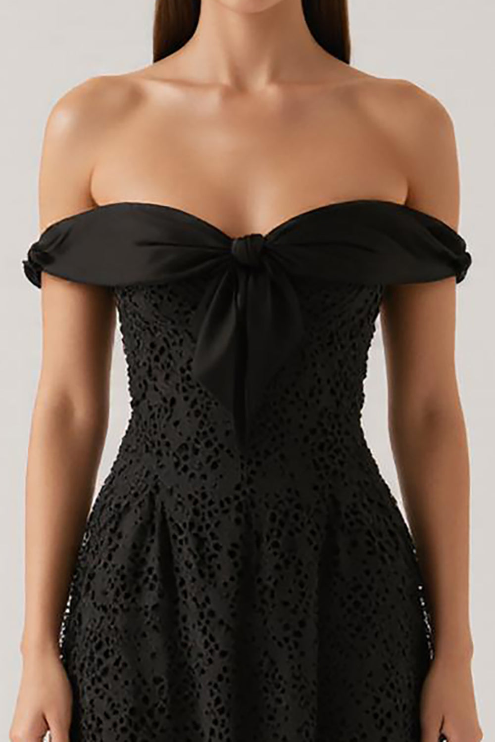 Robe de cocktail courte noire avec nœud, coupe trapèze et épaules dénudées