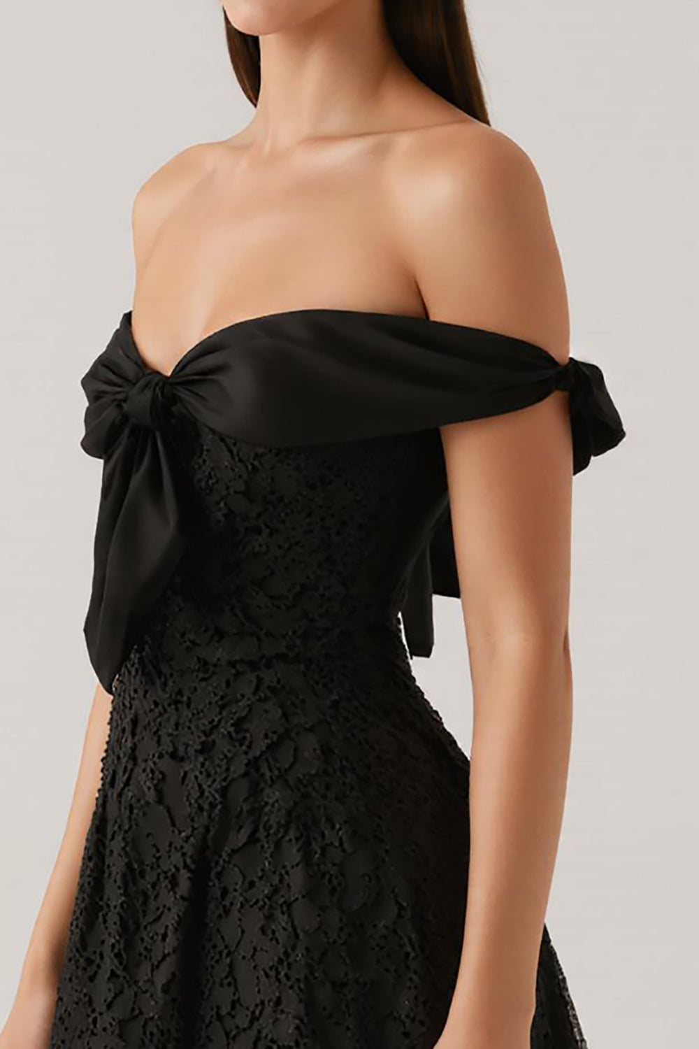 Robe de cocktail courte noire avec nœud, coupe trapèze et épaules dénudées