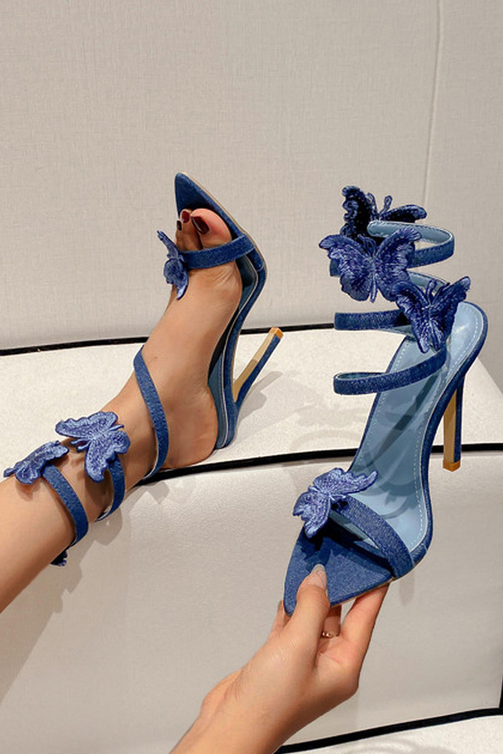 Sandales à talons hauts aiguille bleues à brides et papillons
