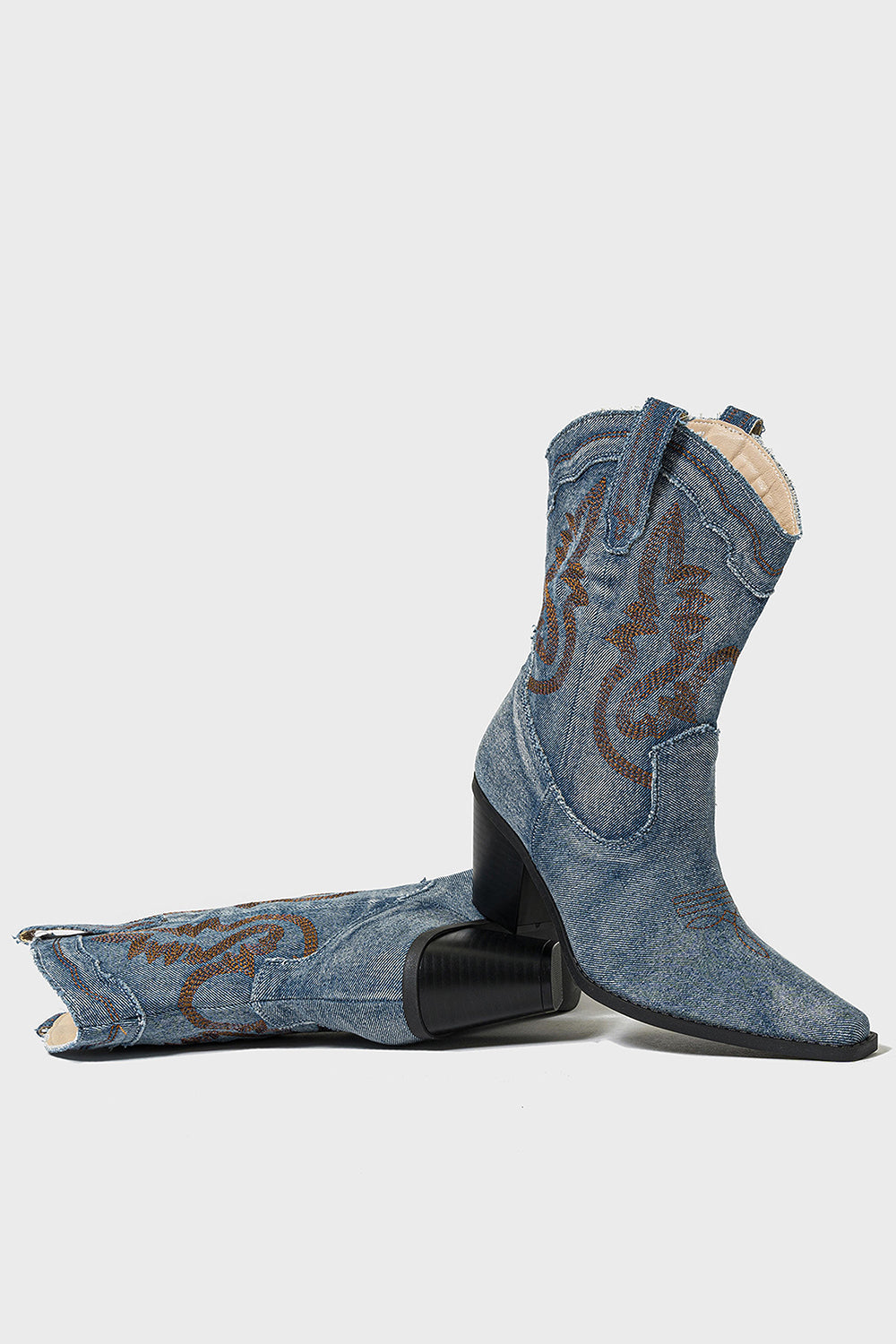 Bottes de cow-girl bleu foncé à talon épais et bout pointu, brodées, à mollet large